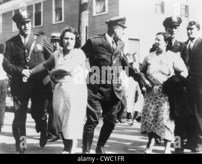 Frauen Textilarbeiter von Polizisten für die Jackson-Mühle in Nashua, New Hampshire Streikposten verhaftet. 7. September 1934. Stockfoto