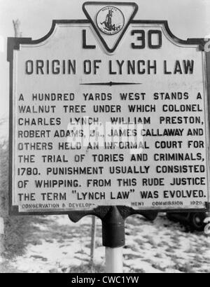 Historische Straße Marker in Virginia liest hundert Yards Westen steht ein Walnussbaum unter dem Oberst Charles Lynch... und Stockfoto