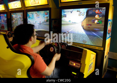 Dubai, fährt Man ein Autorennen auf computer Stockfoto