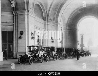 Taxis für die Passagiere in der neuen Union Station in Washington D.C. 1914 in der Schlange warten. LC-DIG-Hec-03986 Stockfoto