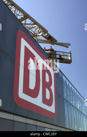 Berlin, das Logo der Deutschen Bahn AG planmäßig Tower am Potsdamer Platz Stockfoto