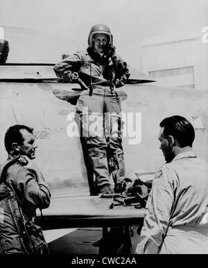 Jacqueline Cochran 1906-1980 stand neben ihr Flugzeug mit Chuck Yeager und Bill Longhurst auf der Edwards Air Force Base Stockfoto