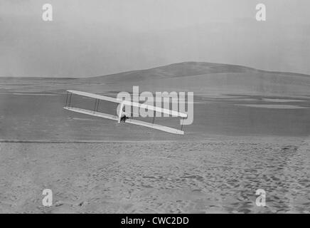 Wilbur Wright 1867-1912 macht eine Rechtskurve in einem Segelflugzeug in Kitty Hawk, North Carolina. 24. Oktober 1902. Die Gebrüder Wright Stockfoto