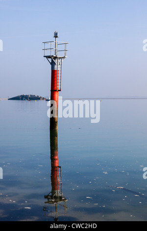 Navigation Mark entfernten Mulberry Harbour Ponton, Morgennebel, Langstone Harbour, UK Stockfoto