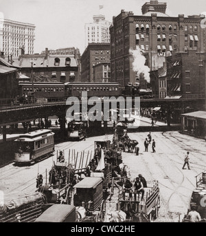 New York Citys erhöhte Eisenbahn auf Manhattans South Ferry im Jahre 1899. Der Zug wurde von einer Dampfmaschine angetrieben als Trolley gezogen. Stockfoto