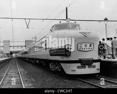 Service wurde im November 1958 Japanese National Railways hochmoderne Expresszug KODAMA Echo in englischer Sprache vorgestellt. Stockfoto