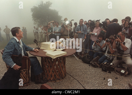 Präsident Reagan Treffen mit der Presse nach der Anmeldung des Wahrzeichen Versöhnung Steuerschuld an seinen California Hause Rancho Del Stockfoto