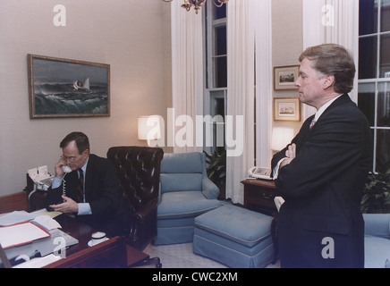Präsident Bush die Telefone der ägyptische Präsident Hosni Mubarak über den Beginn der Operation Desert Storm. Vice President Stockfoto