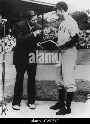 Im Auftrag von Yale Universität Yale Baseball Kapitän George Bush nimmt dem Manuskript von THE BABE RUTH Geschichte seiner Autobiographie Stockfoto