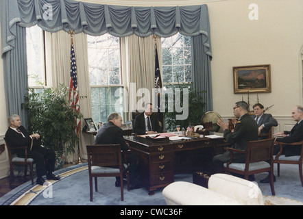 Präsident George Bush trifft sich mit Schlüssel Berater während des Aufbaus, des ersten Golfkriegs. L-R Robert Gates Richard Cheney Pres. Stockfoto