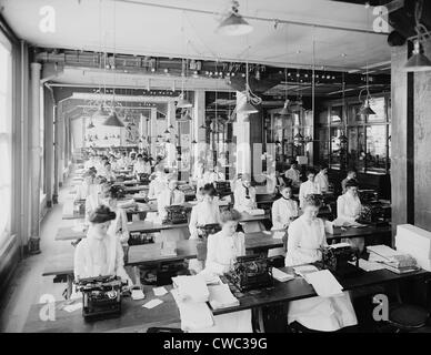 Maschinenschreiben-Abteilung bei der National Cash Register Company Dayton Ohio. Bild zeigt viele Tippfehler junge Frauen gekleidet in hoher Stockfoto