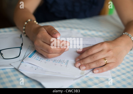 Frau liest Kreditkartenabrechnung Stockfoto