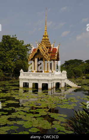 versunkene traditionellen alten Stil royal Pavillon im See voller Lotus Blätter, King Rama IX Park, Bangkok, thailand Stockfoto