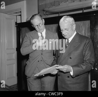Joseph P. Kennedy U.S. Maritime Commissioner verließ mit Senator Hiram W. Johnson der republikanische Senator von Kalifornien. Kennedy Stockfoto