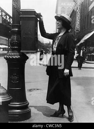 Merle Alcock Oper Altistin mailing einen Brief im Briefkasten angebracht zu einem Beitrag an einer Straßenecke. New York City ca. 1920. Stockfoto