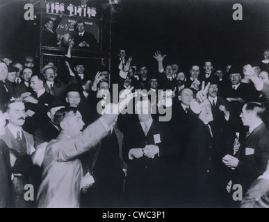 Händler in der Weizen-Grube des Board Of Trade in Chicago 1920. Es gab mehrere achteckigen Gruben für die Ware benannt Stockfoto