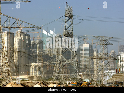 Dubai, Stromleitungen vor der Skyline von Dubai Marina Stockfoto