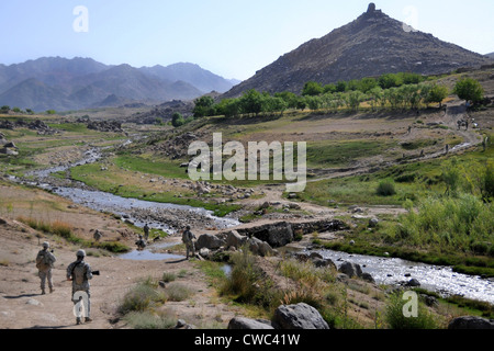 U.s. Army Soldaten patrouillieren in der Nähe ihrer operativen vorgeschobene Basis in Zabul Provinz Afghanistan 18. Juni 2010., Foto: Everett Stockfoto