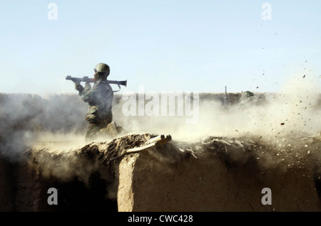 Ein Afghan National Army Soldat feuert eine Panzerfaust auf Taliban-Rebellen von Marjeh Helmand Provinz. 9 Februar Stockfoto