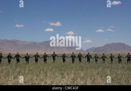 Afghanistan nationale Armeesoldaten bilden eine Linie, während Teilnahme an ein Blindgänger Verordnung Bereich Trainingsübung durchgeführt Stockfoto