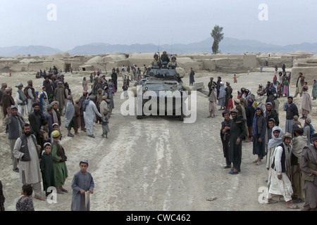 Afghanen vor allem Männer und jungen begrüßen Marines auf Patrouille in einem Dorf in der Nähe von Kandahar. USA und Koalition Kräfte trat die Kandahar Stockfoto