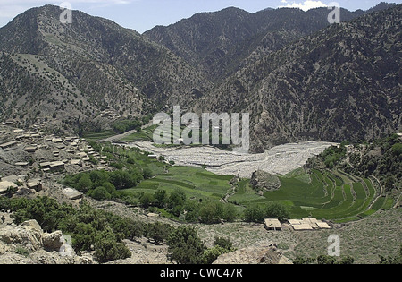 Blick hinunter auf das Dorf Markhanai liegt in der Tora Bora Region Afghanistans, wo Koalition aus USA Kanada Soldaten Stockfoto