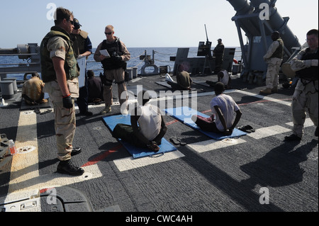 US-Segler bewachen mutmaßliche Piraten auf dem Flugdeck der Lenkflugkörper Kreuzer USS Gettysburg in den Golf von Aden-April Stockfoto