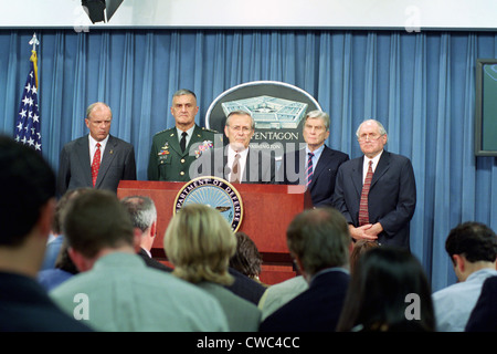 US-Verteidigungsminister Donald H. Rumsfeld Center spricht vor der Presse kurz nachdem Terroristen American Airlines Flug 77 abgestürzt Stockfoto