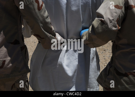 US-Segler beide greifen die Kette um einen Häftling Taille begleiten ihn in eine gerichtliche Bestellung in Camp Delta Guantanamo Bay Stockfoto