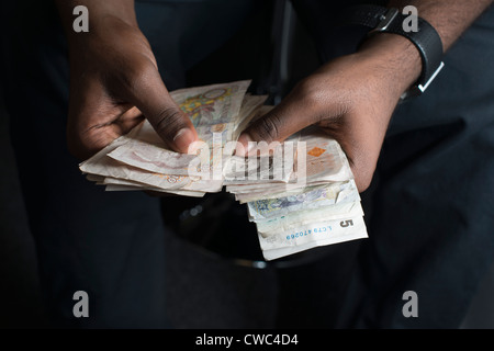 Mann, Geld zählen Stockfoto