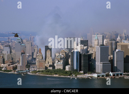 Zwei Tage nach den Anschlägen von 9/11-Terroristen nördlich von New York Citys Batterie Teil aus den Trümmern des World Trade Centers zu rauchen Stockfoto