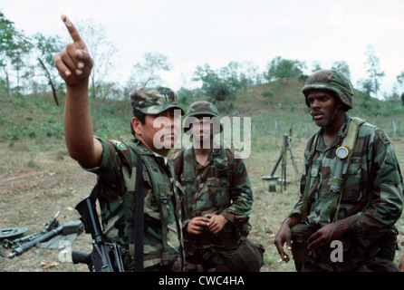 Honduranische Second Lieutenant spricht mit amerikanischen Soldaten aus der 82. US-Luftlandedivision während der gemeinsamen Übungen in Judicalpa Stockfoto