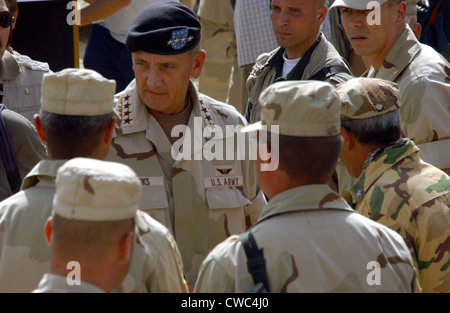 Armee-General Tommy R. Franks Zentrum Kommandeur der Koalitionstruppen begrüßt Soldaten während des Besuchs bei Bagram Air Base Afghanistan Stockfoto