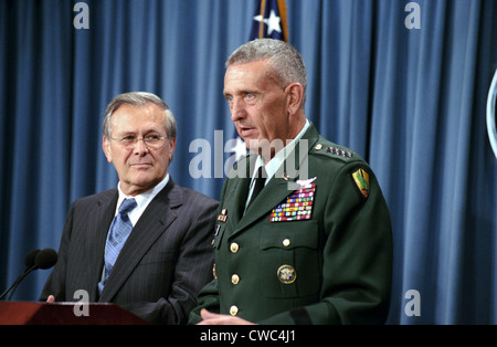 General Tommy Franks Kommandeur des US Central Command in Afghanistan neben US-Verteidigungsminister Donald Rumsfeld spricht Stockfoto