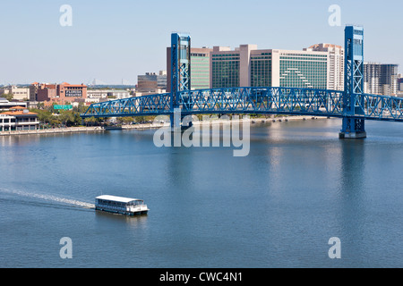 Wassertaxi auf St. Johns River in der Nähe der Main Street Bridge im Stadtzentrum von Jacksonville, FL Stockfoto