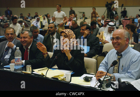 Irakische Interim Behörde Tagung am 28. April 2003, einen demokratischen Prozess für die Regelung der Irak nach dem Sturz zu etablieren Stockfoto