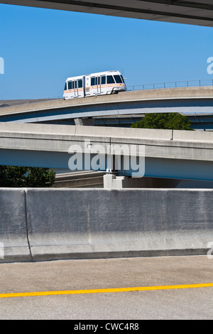 JTA Skyway automatisiert Zug bewegt sich über die Acosta-Brücke über den St. Johns River in Downtown Jacksonville, FL Stockfoto