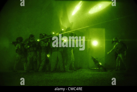 US-Truppen demonstrieren Eintrag Taktik von Terrorismus Gegenkraft in Bagdad, Irak. 26. Juni 2007. (BSLOC 2011 12 145) Stockfoto