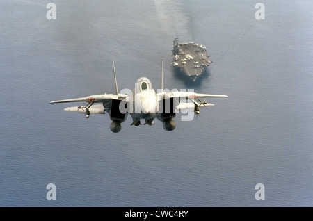 F-14 Tomcat Kämpfer kurz nach Start aus dem Flugzeugträger USS AMERICA mit Raketen bewaffnet auf Flügel Pylonen montiert. Stockfoto