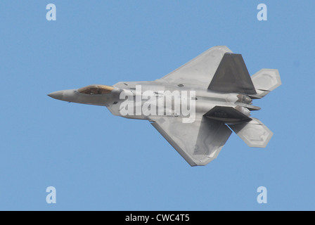 F-22 Raptor Kämpfer führt eine Antenne Manöver bei Luke Air Force Base in Arizona 19. März 2011. (BSLOC 2011 12 224) Stockfoto