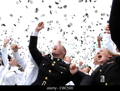 Neu im Auftrag Fähnriche der Navy und des Marine Corps 2. Leutnants werfen ihre Hüte in die Luft mit ihrem Abschluss 2006 und Stockfoto
