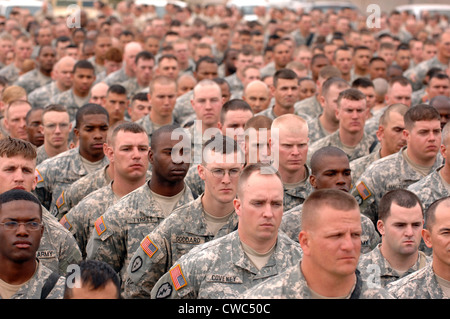 US-Armeesoldaten bei einer Zeremonie zu Ehren der gefallenen Soldat innen in Kirkuk Regional Air Base Irak. 7. April 2007. Stockfoto