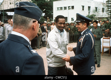 Air Force Major Norman A. McDaniel wird von einer US-Delegation an einem Flughafen in Hanoi nach seiner Entlassung als Kriegsgefangener in begrüßt. Stockfoto