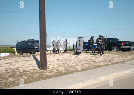 US Army SWAT-Team nähert sich einem Gebäude wo Einheimische Terrorist Major Nidal Malik Hasan in Fort Hood Texas November gehalten wird. Stockfoto