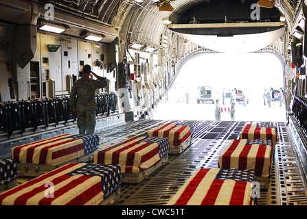 Fahne drapiert Särge von fünf US-Soldaten getötet in Fort Hood. 13 wurden getötet und 38 verletzte am 5. November 2009 von US-Armee große Stockfoto