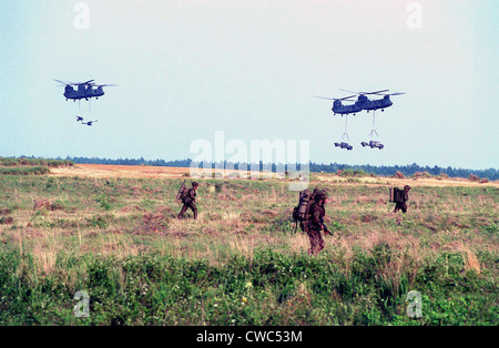 US Armee Chinook CH-47 Fähre in britische Landrover beim Hubschrauber einsetzen in Übung mit britischen Royal Marines. Stockfoto