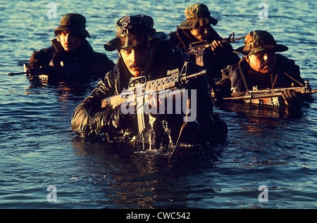 US Navy SEAL Team ergibt sich aus dem Wasser während des Trainings der Kriegsführung. Vordergrund Dichtung ist bewaffnet mit einem m-16 Gewehr ausgestattet mit einem Stockfoto