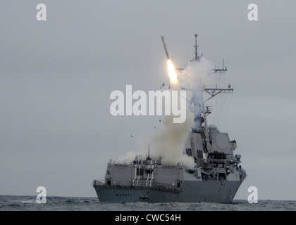 Tomahawk-Marschflugkörper startet aus der geführte Flugkörper-Zerstörer USS Sterett während einer training Übung Waffen der Küste Stockfoto