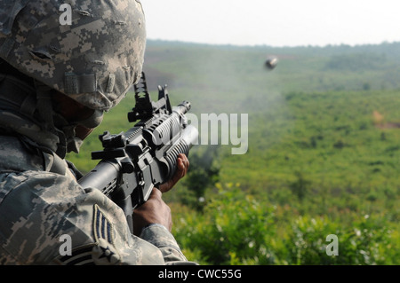 US-Soldat feuert eine Proberunde aus einem Granatwerfer M203 im Marine Corps Base Quantico Virginia. 15. Juli 2010. Stockfoto