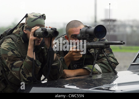 Ein Sniper Team suchen Gegenkräfte während einer Übung in Osan Air Base Südkorea 23. Juli 2008. (BSLOC 2011 12 312) Stockfoto